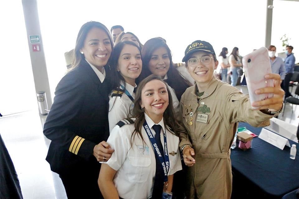 La aviadora se tomó selfies con directivas de la ASPA y alumnas de la escuela de aviación TecBlue.