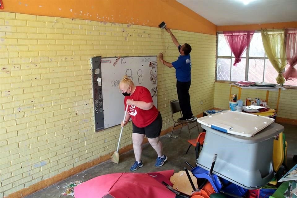 En las labores de limpieza y pintura participaron maestras del plantel, madres y padres de familia, así como integrantes del programa.