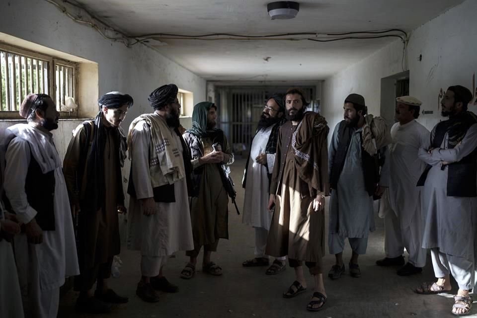 Un grupo de talibanes, algunos ex reos de esta prisión, pasean por las instalaciones del penal.
