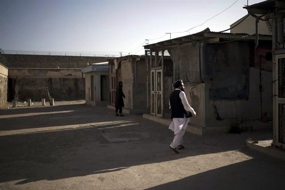 Militantes talibanes caminan por un área vacía de la prisión.