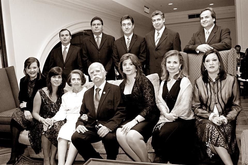 Buye Ortiz de Zubieta y Landa y Jorge Zubieta y Landa con sus hijos e hijos políticos