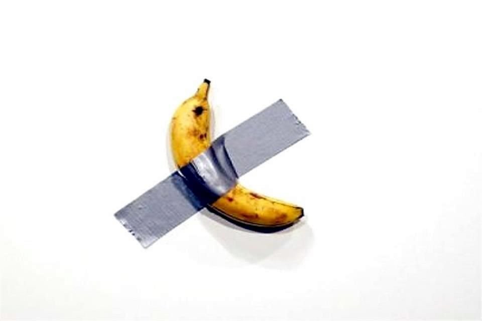 Maurizio Cattelan exhibió y vendió un plátano pegado a la pared con una cinta adhesiva en 120 mil dólares.