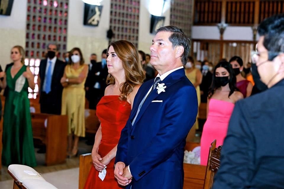 PAPÁS DE LA NOVIA. Regina Sada de Kaún y José Kaún Náder<br>