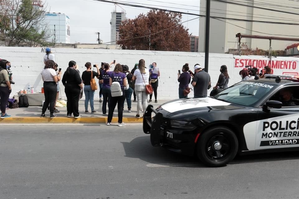 Policías municipales custodiaron a las mujeres mientra realizaban la activación, en la calle Juan Ignacio Ramón y Escobedo.