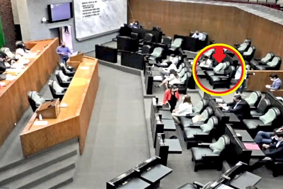 El pasado 24 de marzo, el lugar del Diputado Carlos de la Fuente estuvo vacío durante toda la sesión de ese día, sin embargo, en el tablero apareció su voto.