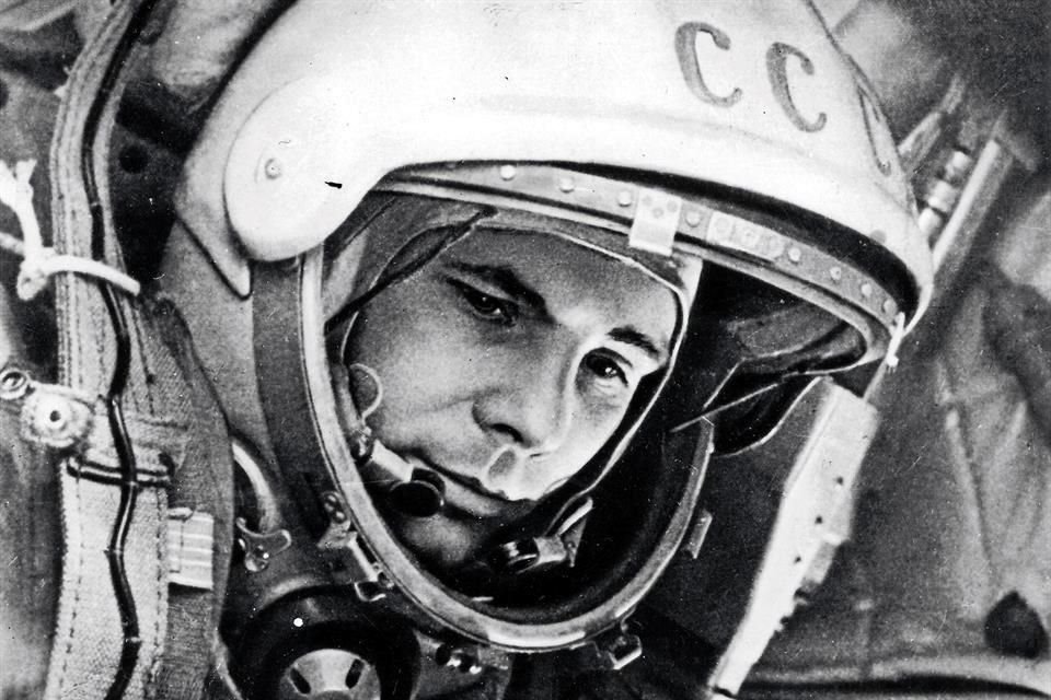 Yuri Gagarin dentro de la nave Vostok poco antes del despegue.