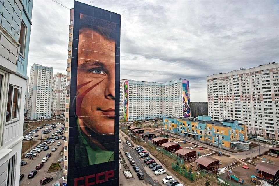En Odinstovo, una efigie de 60 metros de altura creada por el artista de graffiti de Italia IJorit Agoch conmemora la hazaña de Gagarin.