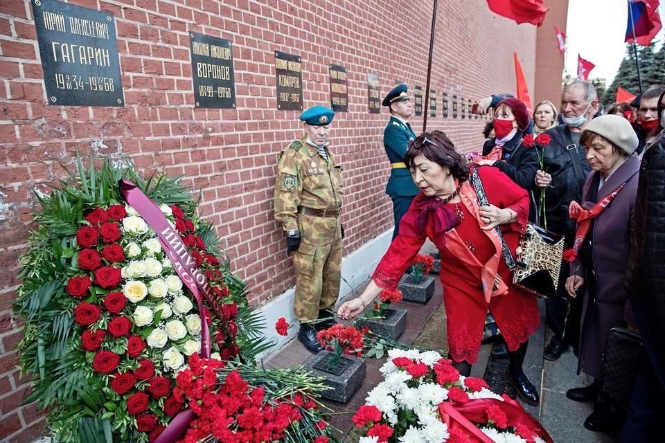 Las personas hacen fila para depositar flores en la tumba del cosmonauta en el muro del Kremlin.