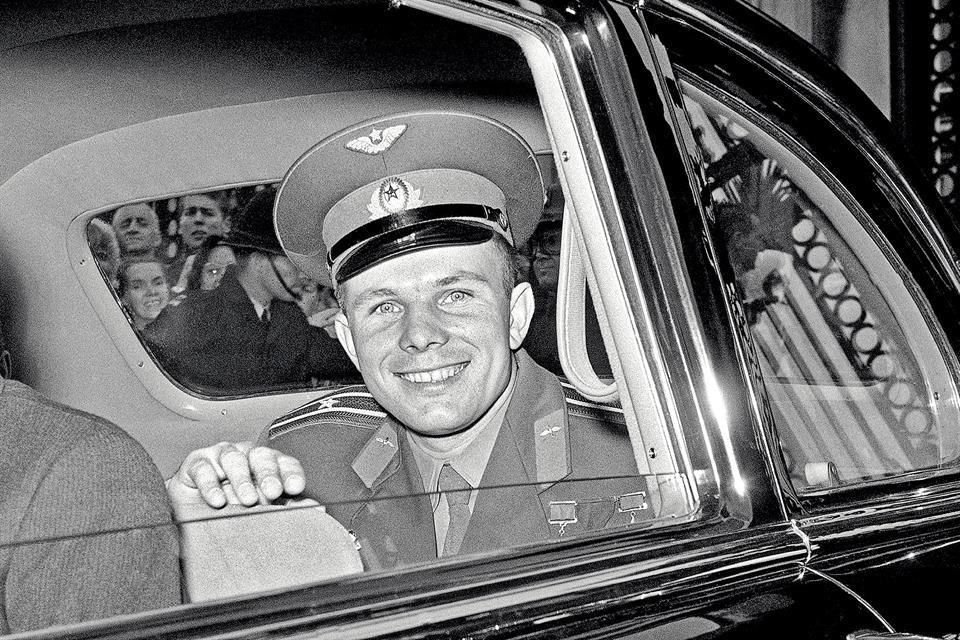 El mayor Yuri Gagarin sonríe tras su almuerzo con la reina Isabel II en el Palacio de Buckingham en Londres, Reino Unido.