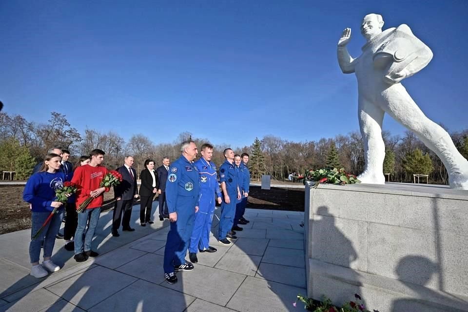 El Presidente Putin deja flores para conmemorar a Gagarin en una estatua en su honor en el complejo del museo Space Explorers construido donde el cosmonauta aterrizó.