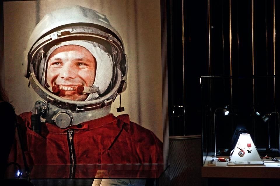 Yuri Gagarin y su premio al Héroe de la Unión Soviética, a la derecha, como parte de una exposición dedicada al 50 aniversario del primer hombre en el espacio, en Moscú.