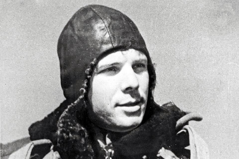 El exitoso vuelo convirtió a Gagarin en un héroe nacional y consolidó la supremacía soviética en el espacio hasta que Estados Unidos puso a un hombre en la luna más de ocho años después.