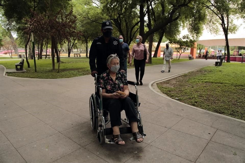 En el Parque España, cientos de adultos mayores acudieron a pie y fueron recibidos por un flujo continuo.