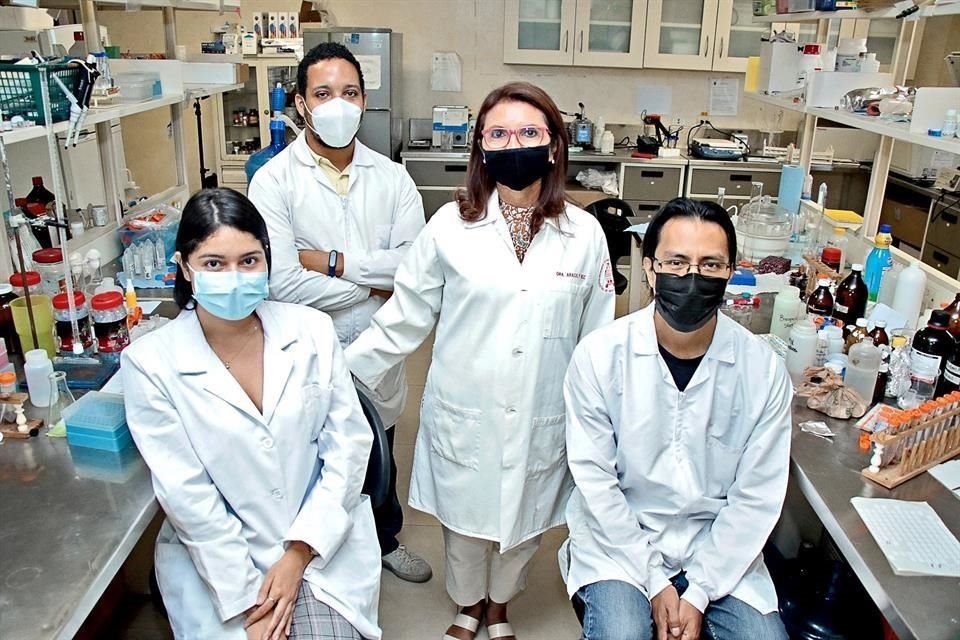 La doctora Aracely Hernández con estudiantes de posgrado en el Laboratorio de Fotocatálisis y Electroquímica Ambiental de la UANL.
