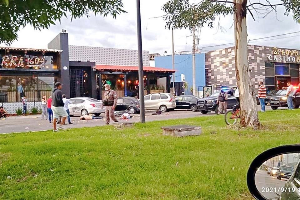 El atentado con explosivos ocurrió frente a un restaurante.