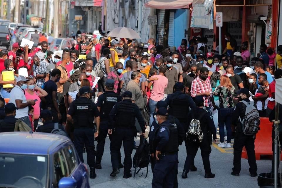 Cientos de ciudadanos de Haití acuden a las oficinas de INM, en Monterrey.