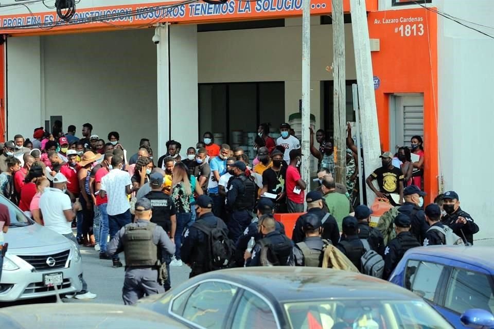 Cientos de ciudadanos de Haití acuden a las oficinas de INM, en Monterrey.