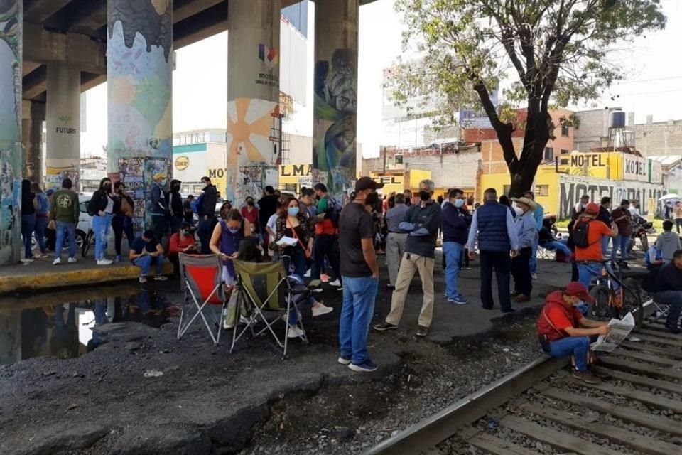 Decenas de sindicalizados del grupo 'Poder de Base' se plantaron esta mañana sobre las vías que cruzan los Municipios de Morelia y Pátzcuaro.