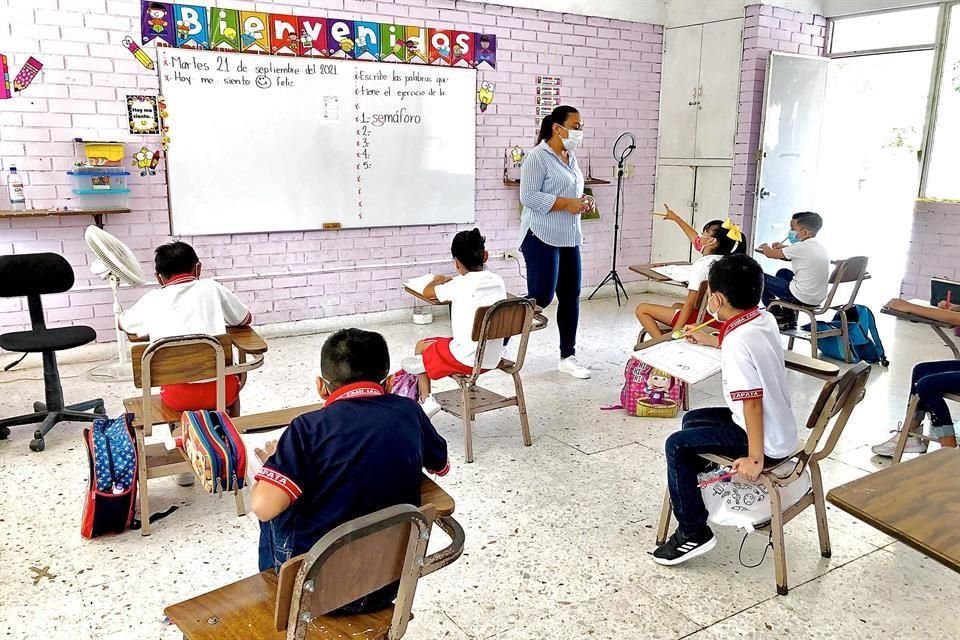 En cada salón toman clase 12 alumnos (antes de pandemia eran 35, aproximadamente). La escuela tiene ya lista de espera de otros estudiantes.