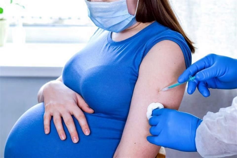Estudio detecta anticuerpos en bebés de embarazadas vacunadas contra Covid-19.