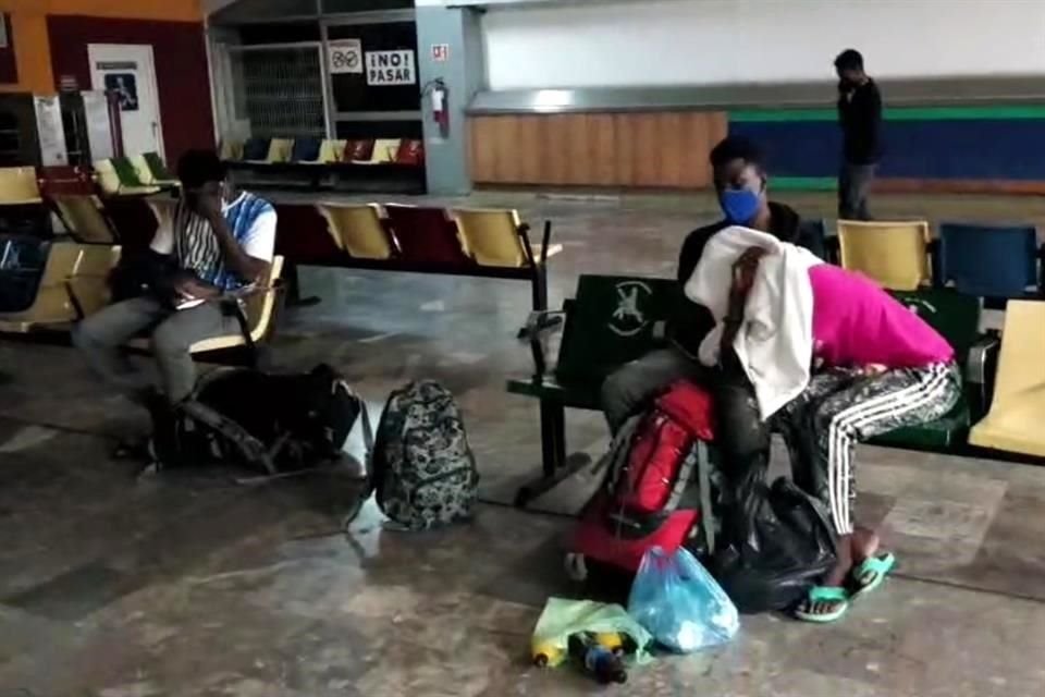 Cuatro haitianos, tres hombres jóvenes y una mujer embarazada, arribaron anoche a la central de autobuses de Ciudad Victoria, procedentes de Tapachula, Chiapas.