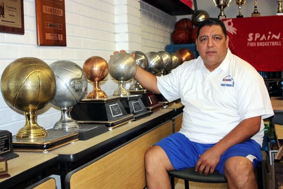 El legendario entrenador dirigió a los ex NBA Eduardo Nájera y Horacio Llamas.