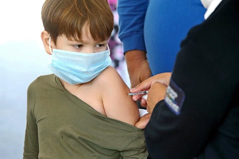 El año pasado, niños y adultos hicieron largas filas para recibir la vacuna de influenza.