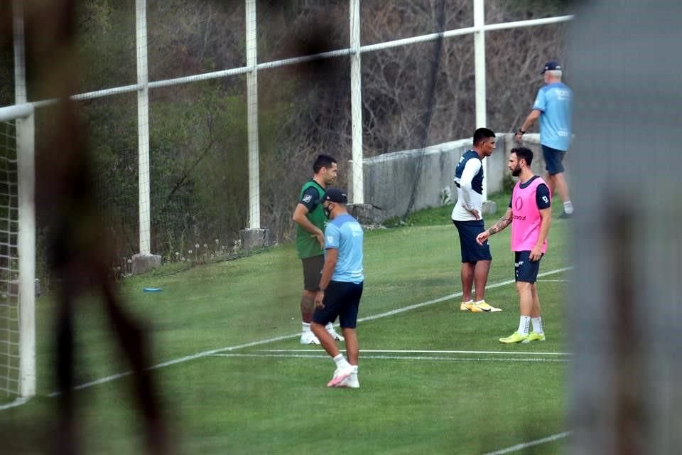 EL director técnico Javier Aguirre (al fondo, de espaldas) todavía estuvo en el entrenamiento de Rayados de hoy antes de que se anunciara que fue separado del plantel.