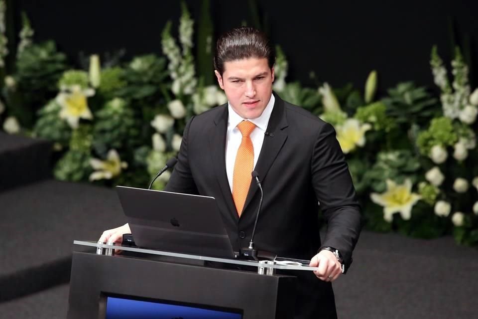 El emecista comenzó su mensaje -leído en una MacBook Air- agradeciendo al Congreso local por autorizarle cambiar la sede para el evento.