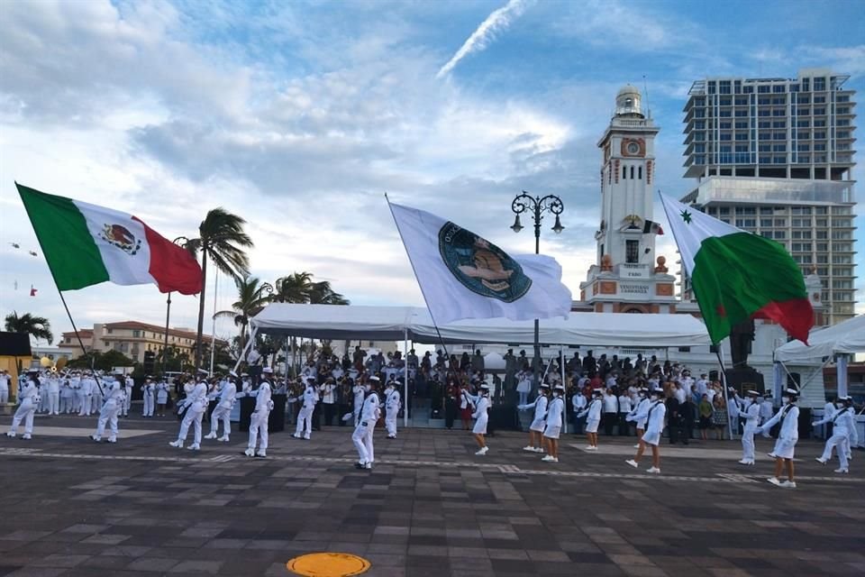 Con desfile y ejercicio de búsqueda y rescate, el Presidente AMLO conmemoró los 200 años de la Armada de México, en el Puerto de Veracruz.