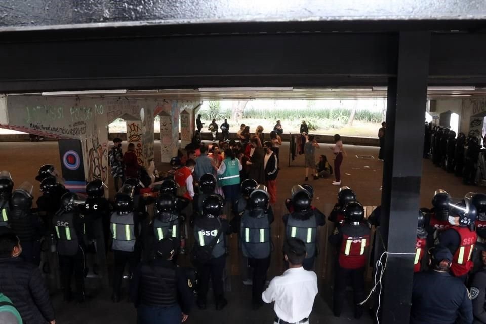 Integrantes del Tianguis Disidente se mantienen resguardados por policías en la Glorieta de Insurgentes.