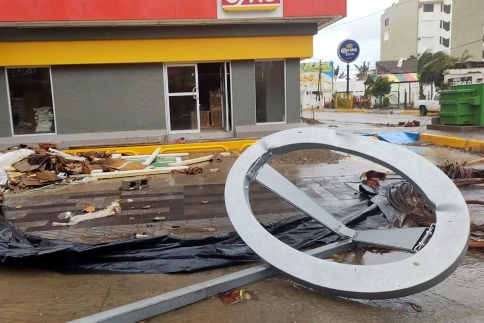 Los fuertes vientos por 'Pamela' derribaron estructuras de negocios en Mazatlán, Sinaloa.