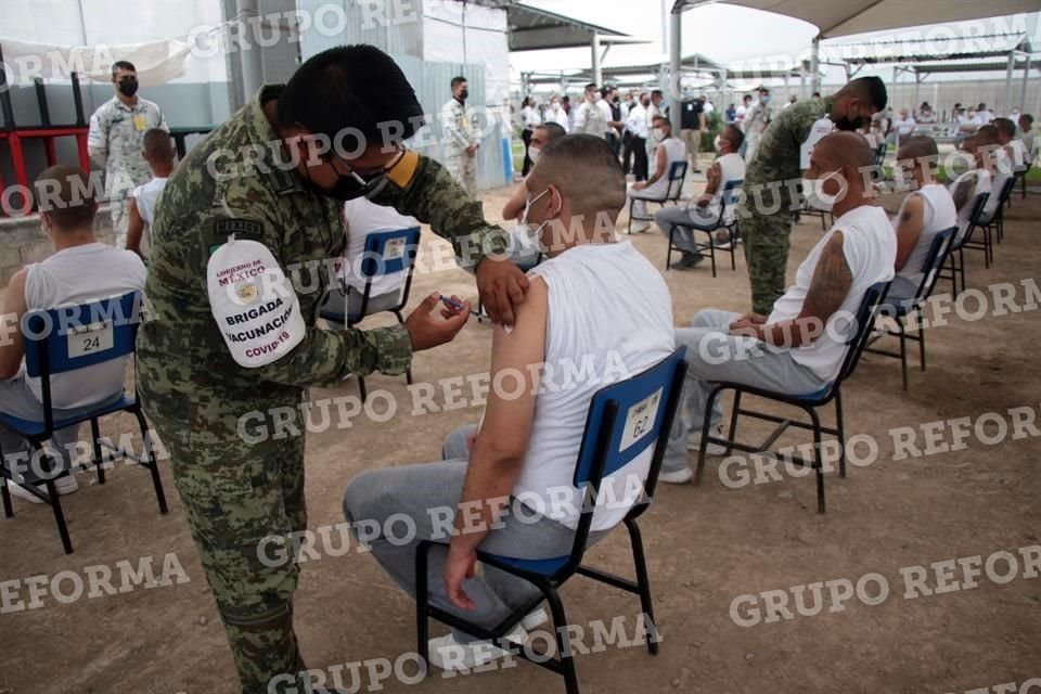 Internos de los cuatro centros de reinserción que operan en Nuevo León recibieron vacunas contra Covid-19.