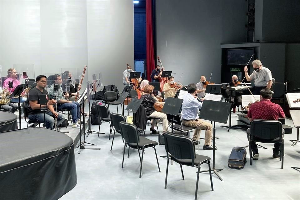 Tras más de año y medio de celebrar conciertos en línea, la Orquesta Sinfónica de la UANL regresará al Teatro Universitario con un concierto presencial, hoy a las 20:00 horas.