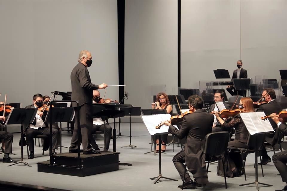 Los músicos y el director Eduardo Diazmuñoz fueron ovacionados a su regreso en vivo al Teatro Universitario.