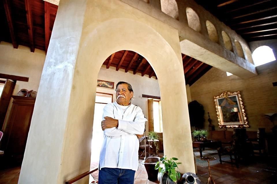 El artista Juan Torres lideró el proyecto arquitectónico de la casa 'Las Paranguas', una de las cuatro casas de adobe que ha construido con estilo mudéjar.