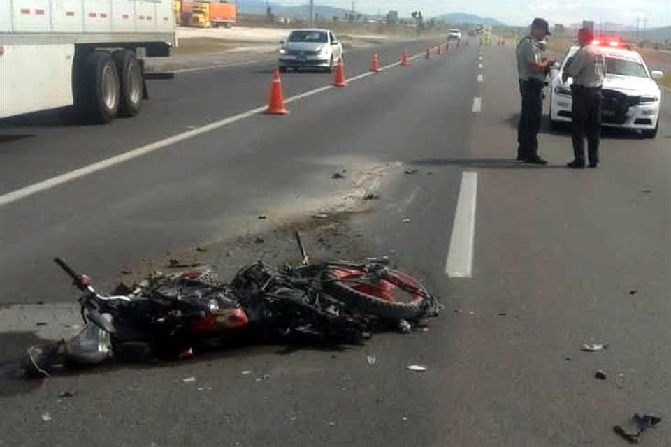 El motociclista trataba de cruzar la carretera al tomar un retorno cuando fue arrollado por la pesada unidad que destrozó la motocicleta.