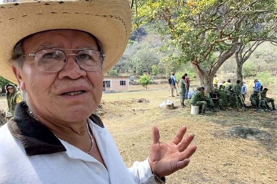 A sus 63 años, el señor Raúl no puede subir al monte, pero ayuda con comida para los brigadistas que combaten el fuego en Tepoztlán.