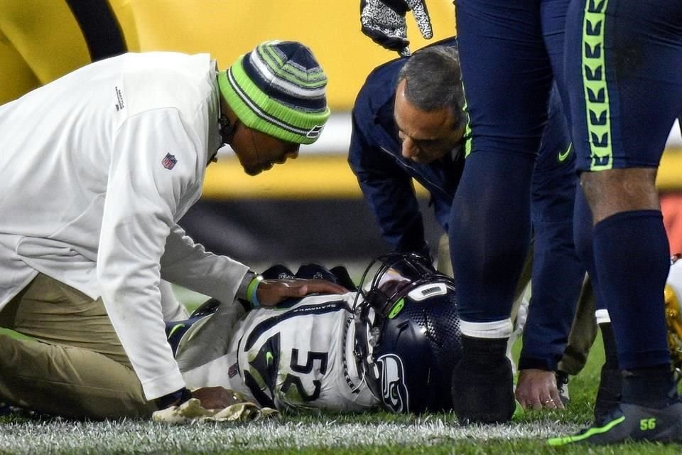 El defensivo de Seattle, Darrell Taylor, fue atendido en el campo de juego después de sufrir una lesión. El partido fue detenido unos minutos; el jugador se fue del estadio en ambulancia.