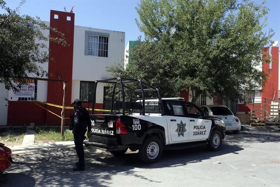 z Una patrulla de Juárez custodia el domicilio donde el sábado se cometió la masacre, en la Colonia Mirador de San Antonio. 