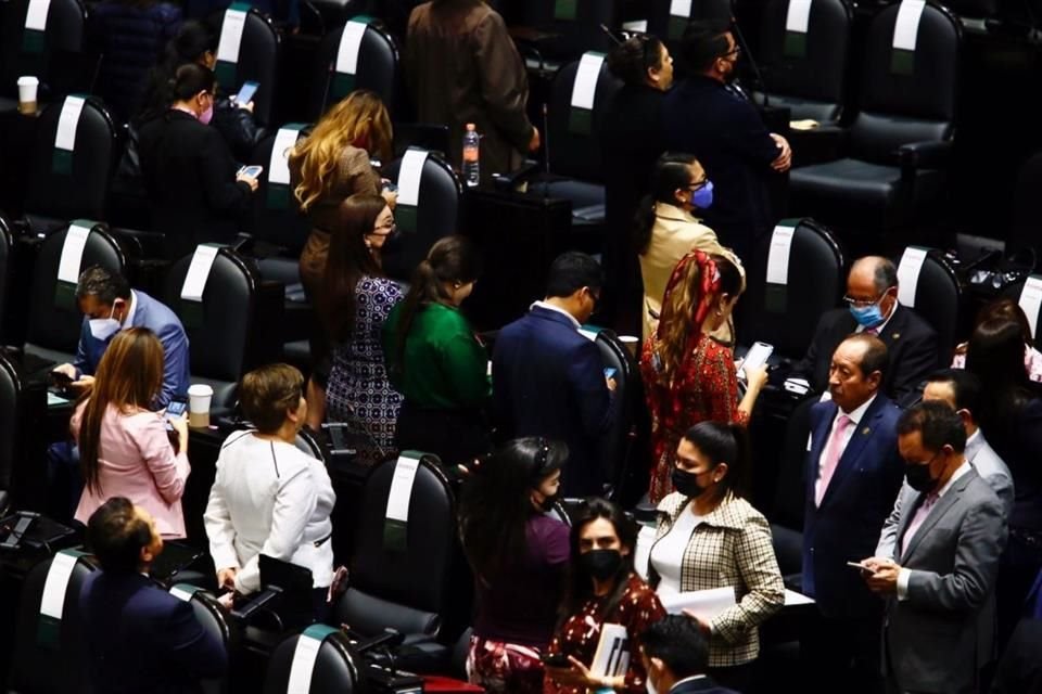 En la discusión de miscelánea fiscal, morenistas dieron la espalda a Margarita Zavala mientras hablaba en tribuna y le recordaron caso ABC.