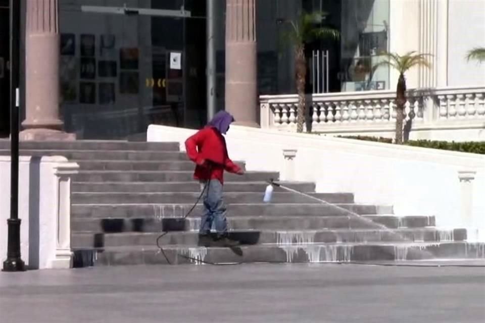 En el video de un ciudadano se captó cuando las escaleras del Palacio de Guadalupe fueron limpiadas con agua potable.