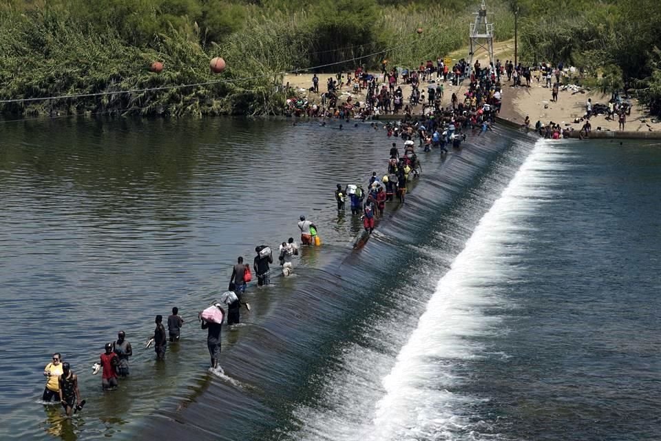 Migrantes de Haití cruzan hacia Estados Unidos en la zona de Del Río, Texas.