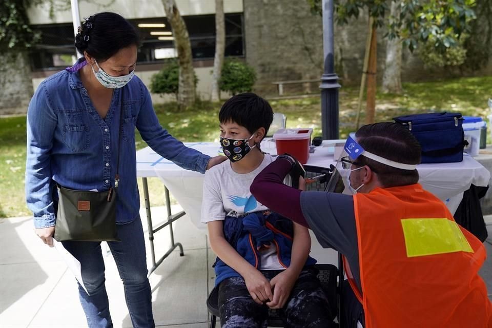 Un joven es vacunado contra Covid-19 en California.