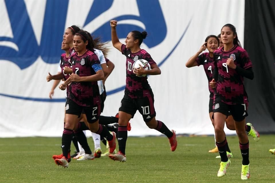 La delantera de Tigres Femenil marcó de penal al minuto 41.