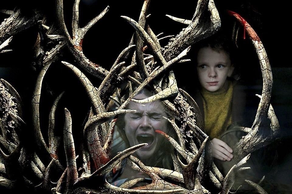 Keri Russell encarna a la maestra Julia Meadows en la cinta producida por Guillermo del Toro y dirigida por Scott Cooper, que se estrena se estrena este jueves.