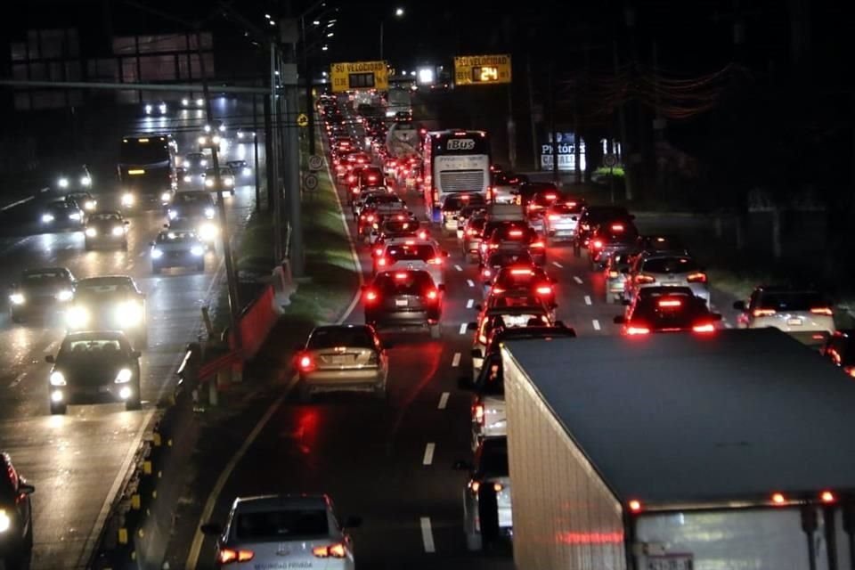 Caos vial por más de 4 horas se registró en la Carretera Nacional, que por la noche aún lucía con problemas viales en la entrada a Monterrey.