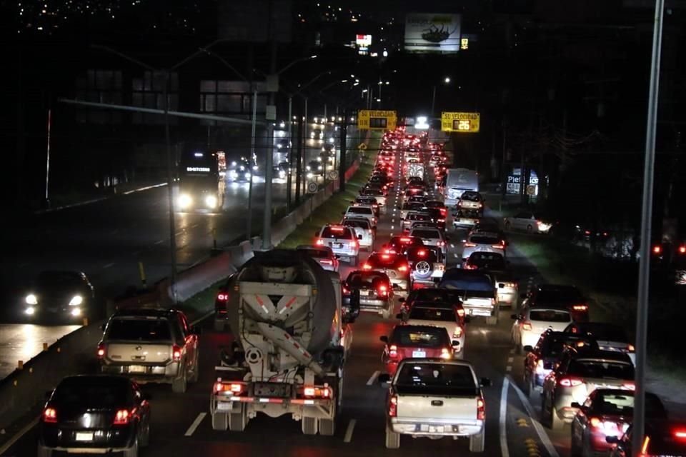 Caos vial por más de 4 horas se registró en la Carretera Nacional, que por la noche aún lucía con problemas viales en la entrada a Monterrey.