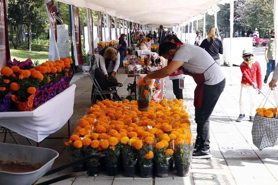 Productores de flores de cempasúchil cultivadas en Xochimilco encontraron mayor demanda de sus productos en Chapultepec.