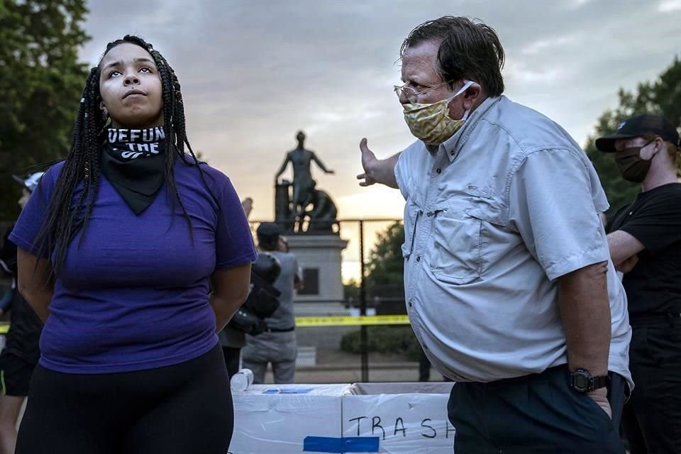 Imagen de una mujer negra y un hombre blanco en desacuerdo sobre eliminar el Monumento a la Emancipación (Evelyn Hockstein for The Washington Post).